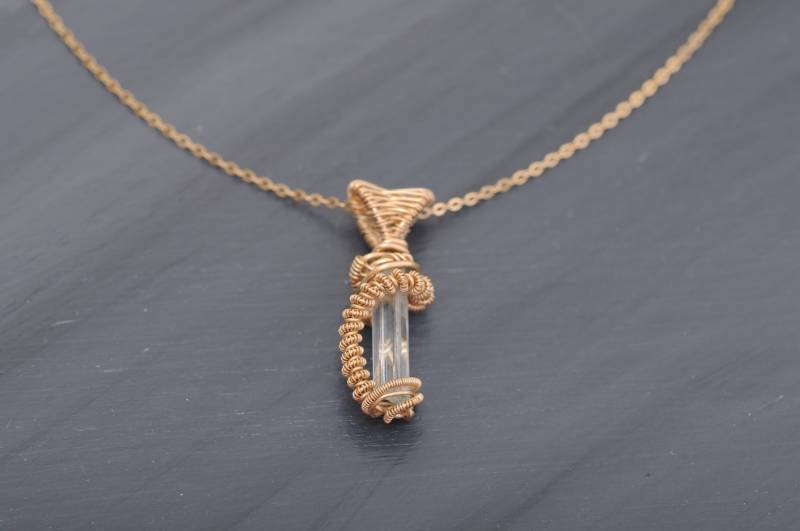 Echter Aquamarin Kristall-Anhänger, Hellblauer Aquamarin-Kristall in Gold Filled, Handgemachter Edelsteinschmuck Draht Gewickelt von NECKLESSARY