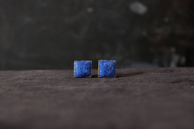 Dunkelblau Filz Ohrringe, Gefilzt Modernen Schmuck, Ohrstecker von NEEDOFELTproducts