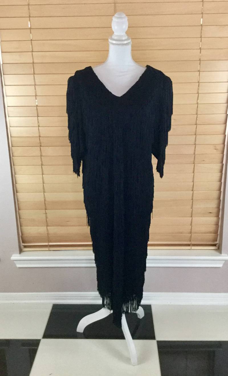 70Er Jahre Vintage Schwarzes Langes Fransen Kleid Mit Mehreren Schichten von NEONBULL