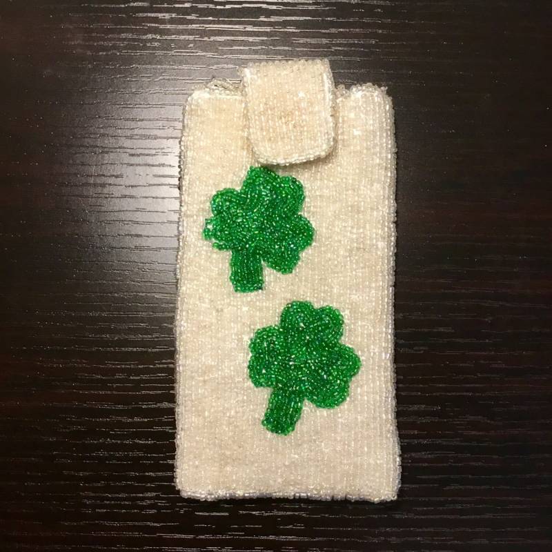 Lucky Perlen Brillenetui | Kleine Weiße Und Smaragdgrüne Retro Perlentasche von NEONBULL