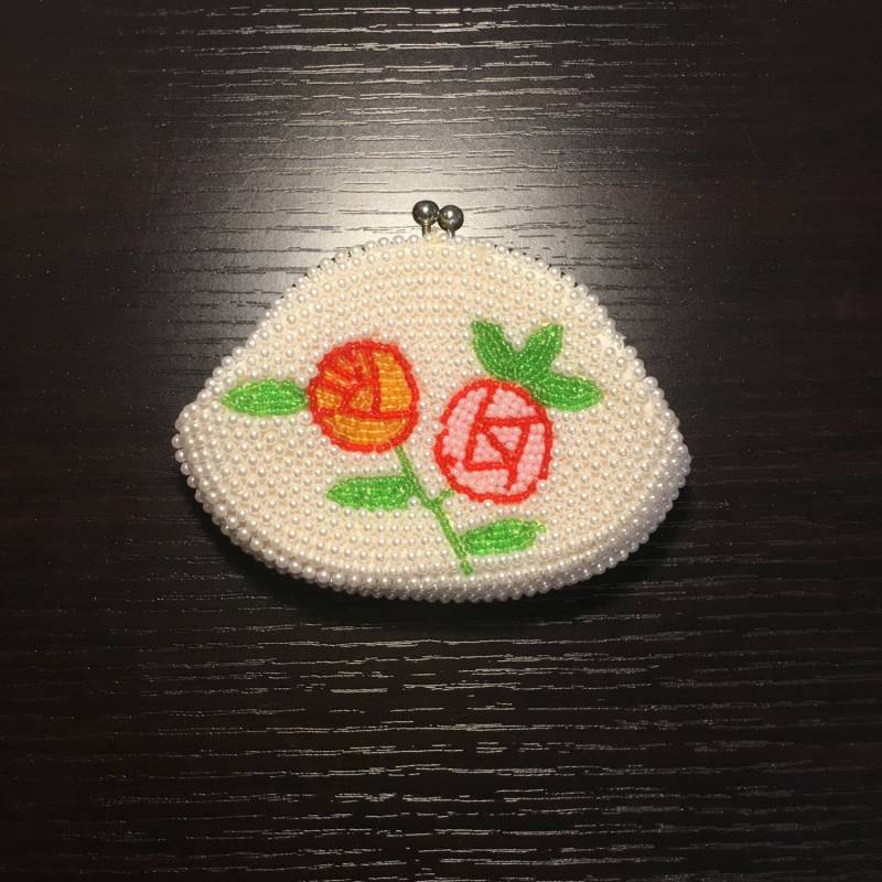 Perle Perlen Blumen Portemonnaie | Elfenbein, Rosa Und Rote Rosen Kleiner Geldbeutel von NEONBULL