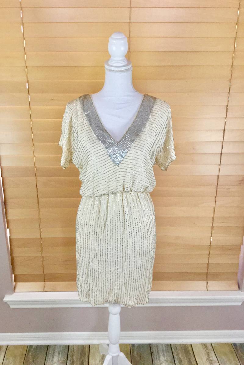 Vintage Inspirierte Splitterperlen Weißes Gestreiftes Kleid Mit V-Ausschnitt von NEONBULL