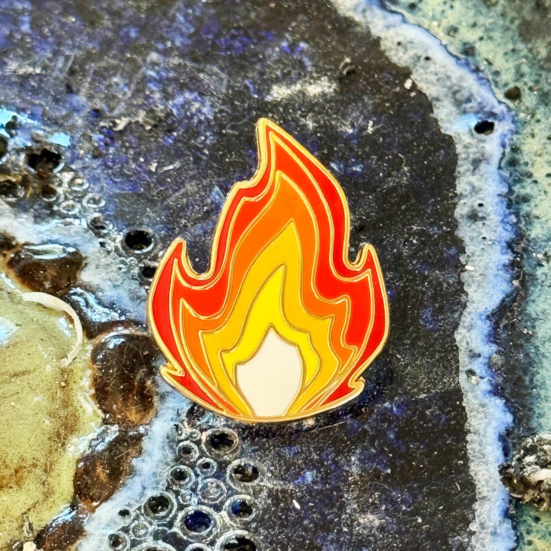 Feuer Emoji Pin von NERDPINS