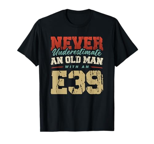 NEVER UNDERESTIMATE AN OLD MAN WITH AN E39 T-Shirt von NEVER UNDERESTIMATE AN OLD MAN WITH AN E39