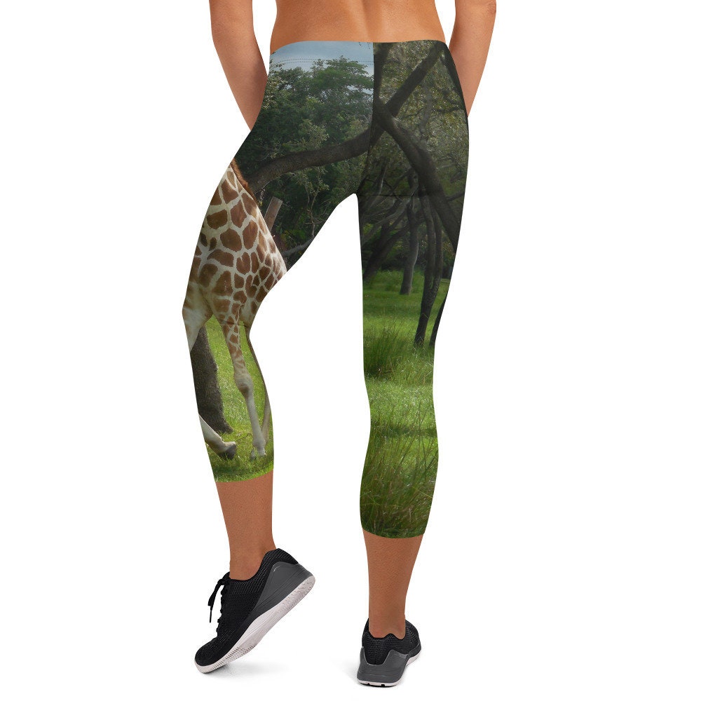 Damen Fitness/Mode Capri Leggings - All-Over-Print Jeffrey Die Giraffe Kollektion von NEWDesignsByDawn