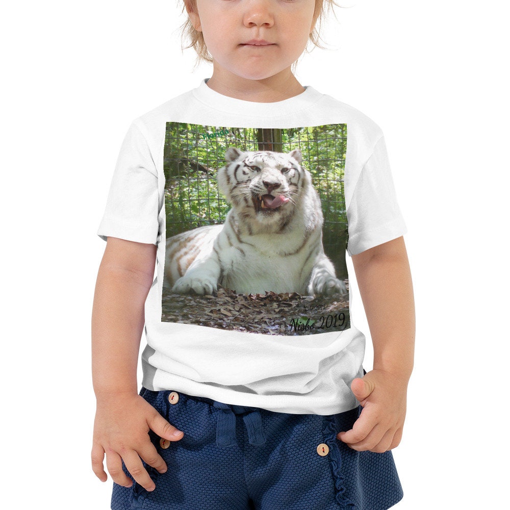 Kleinkind Kurzarm-T-Shirt - Wally Der Weiße Tiger-Kollektion von NEWDesignsByDawn