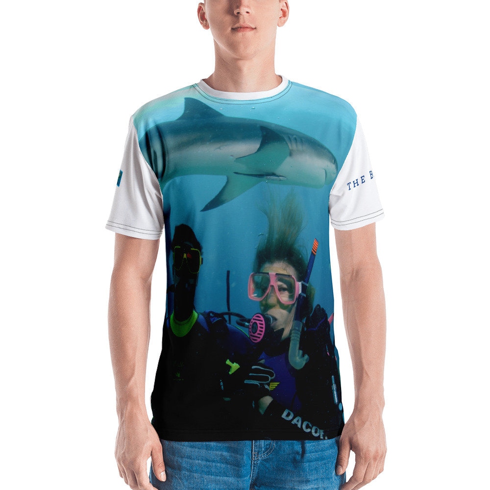 Premium T-Shirt | 2-Seitig - Kurzarm Unisex Schwimmen Mit Haien Kollektion Iii von NEWDesignsByDawn