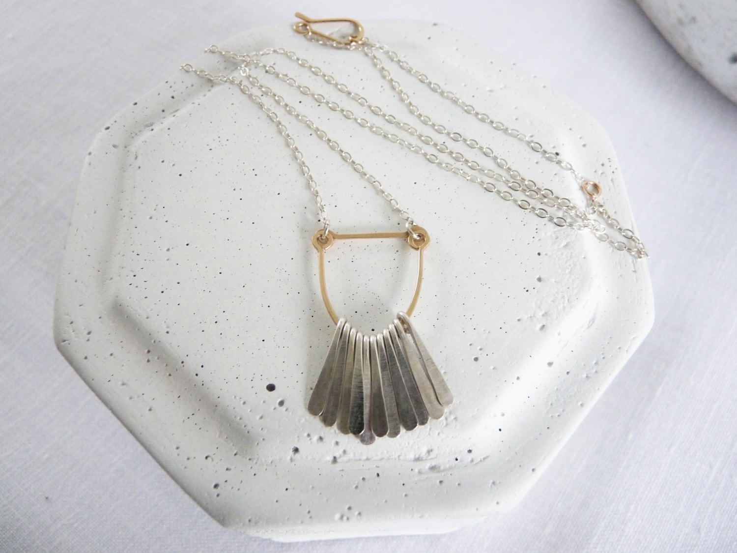 Arc Fransen Halskette - Silber Und Gold Fransen Halskette Gehämmerte von NEWREFINEDBASICS