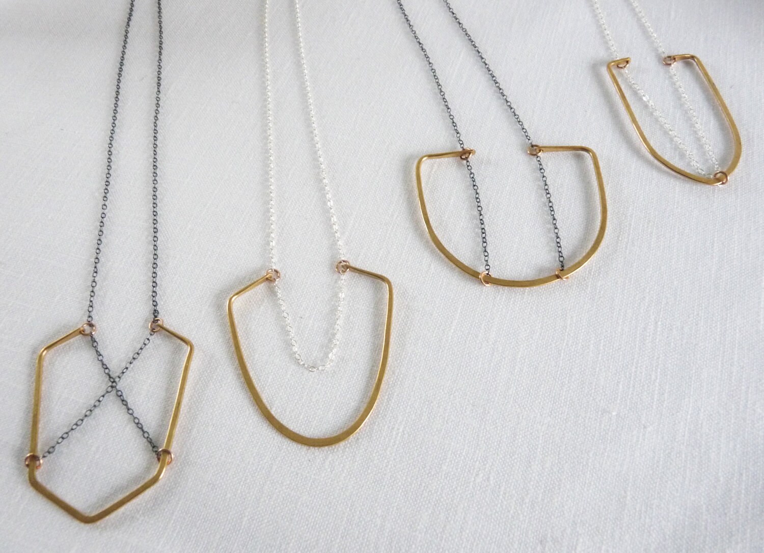 Cape - Lange Halskette Mit Bronze Bogen Silberkette Gehämmerter Anhänger von NEWREFINEDBASICS