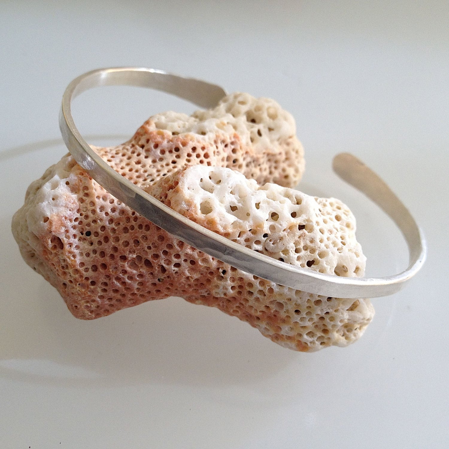 Oval Armband - Gehämmert Silber Armreif Sterling von NEWREFINEDBASICS