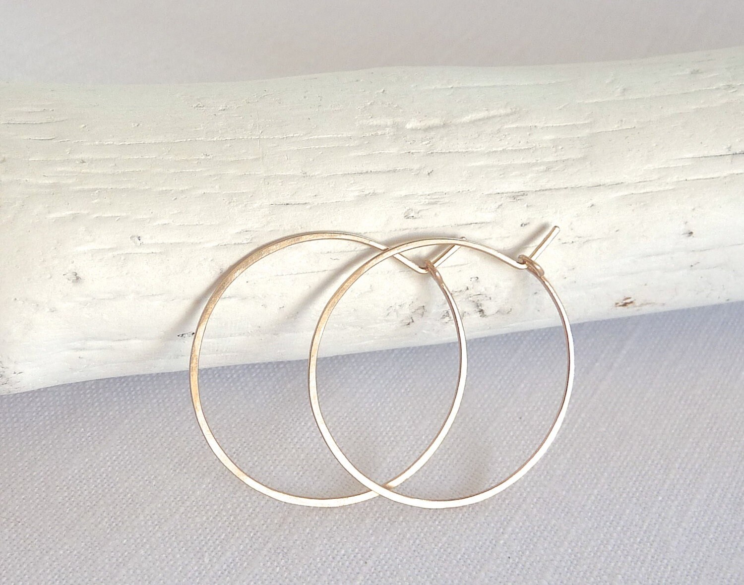 Small Circle Hoops - Runde Gehämmerte Creolen Silber, 14K Gold Fill Oder Rosegold von NEWREFINEDBASICS