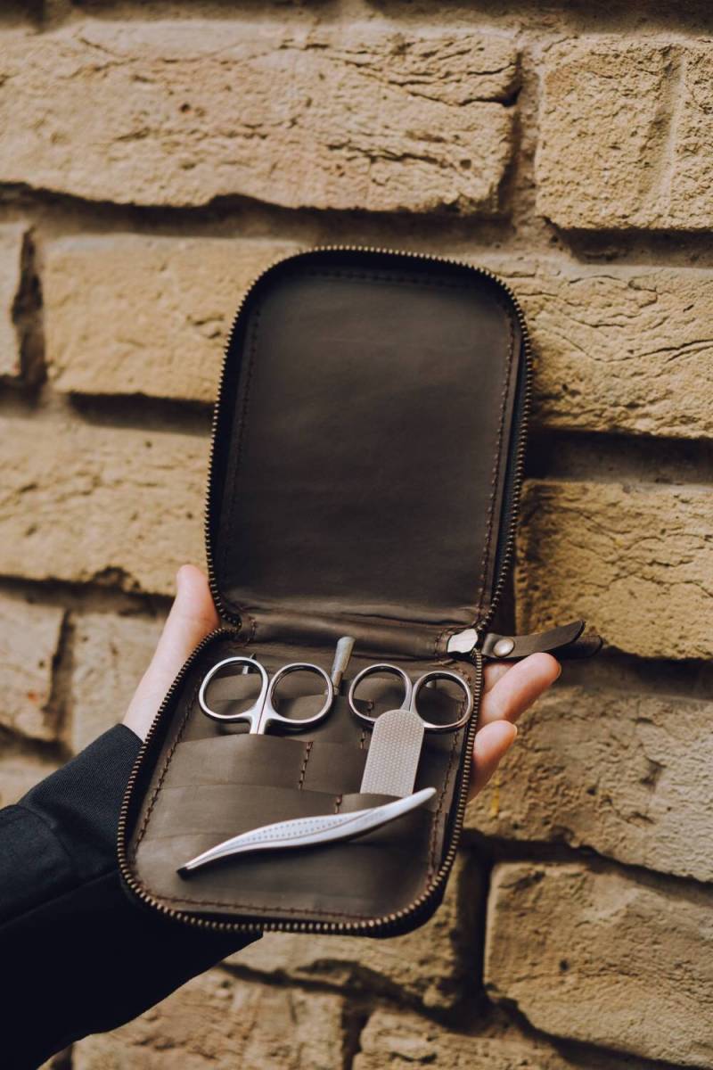 Handgefertigter Leder Maniküre Set Organizer - Personalisiertes Reiseetui. Lasergravur. Etui von RikaUA