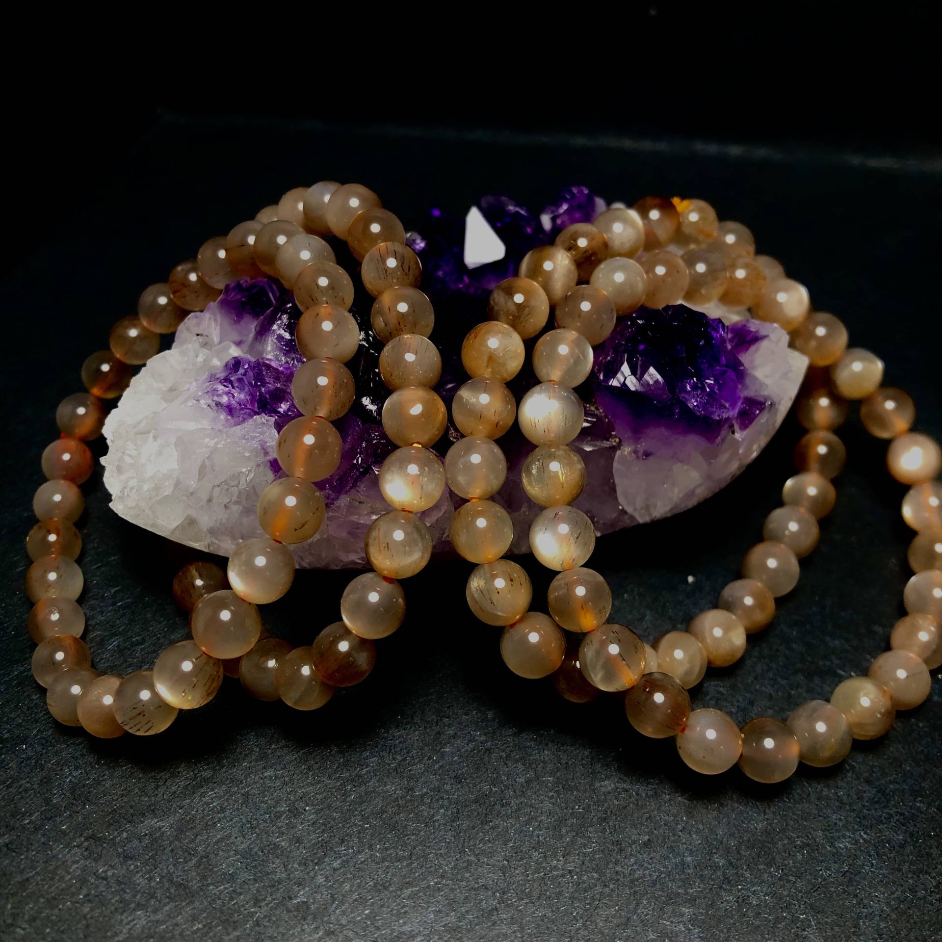 Armband - Schwarzer Sonnenstein 7mm Skelett Kristall Dunkel Goldener Mondstein Naturkristall Quarz Starke Katze Auge Effekt Chatoyancy Super 7 von NGNGNCrystal