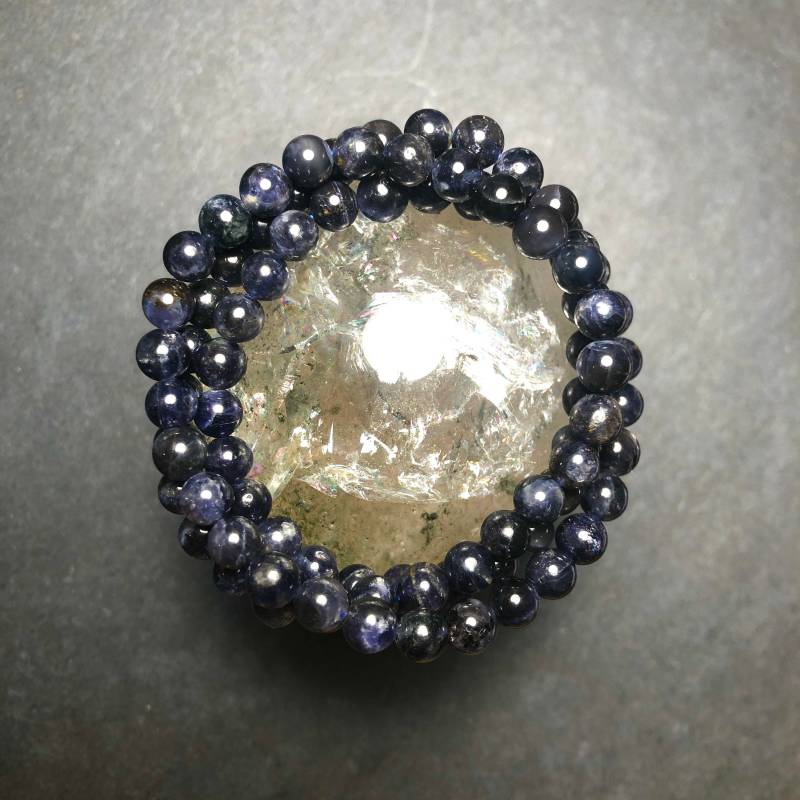 Armband - Unikat Trip Wrap Natural Iolith 6, 5mm Mineral Cordierit Strong Cat Eye Effect Deep Blue Lila Crystal Affordable Stone von NGNGNCrystal