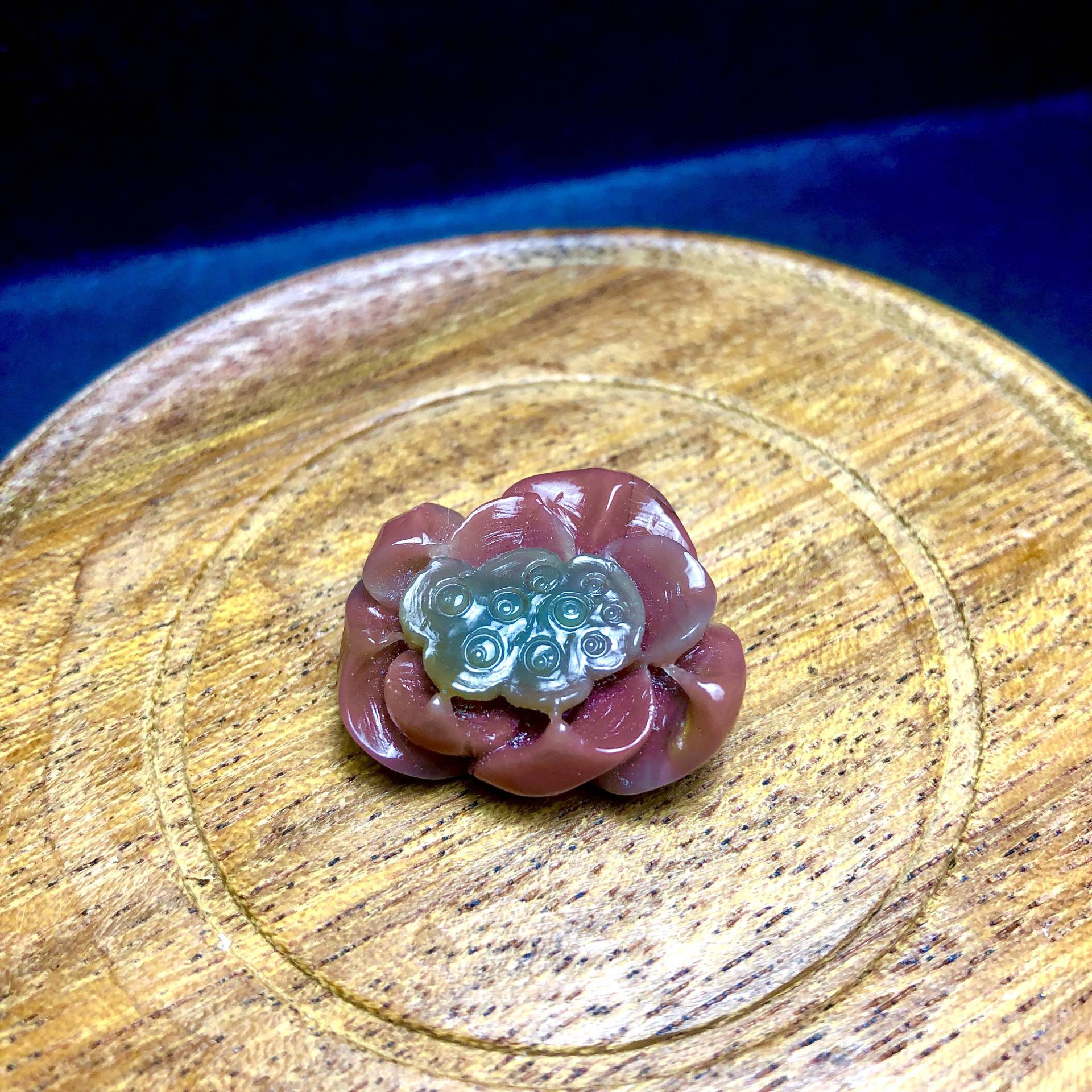 Unikat - Yanyuan Achat Lotus Blume Schnitzerei Kollektion Anhänger 27, 5x23x11, 5mm 7, 7G Natürlicher Bunter Edelstein Handmade Arts Piece Seed Pot von NGNGNCrystal