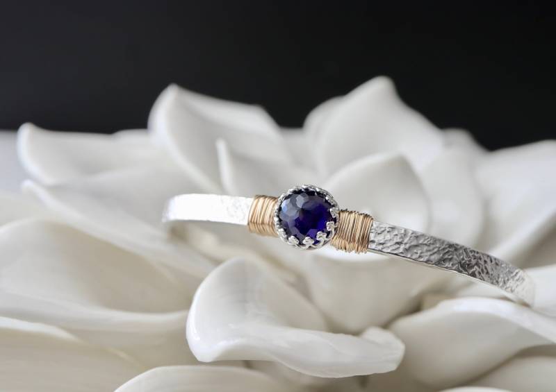 Saphir-Deco-Manschettenarmband - Gravur Aus Sterling Silber Und/Oder 14K Gold Filled September Geburtsstein Schmuck von NICCOLETTI