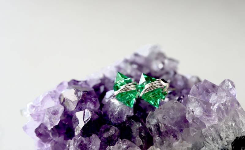 Smaragd Geo Ohrstecker in 585 Gold, Gold Filled, Sterling Silber - Mai Geburtsstein von NICCOLETTI