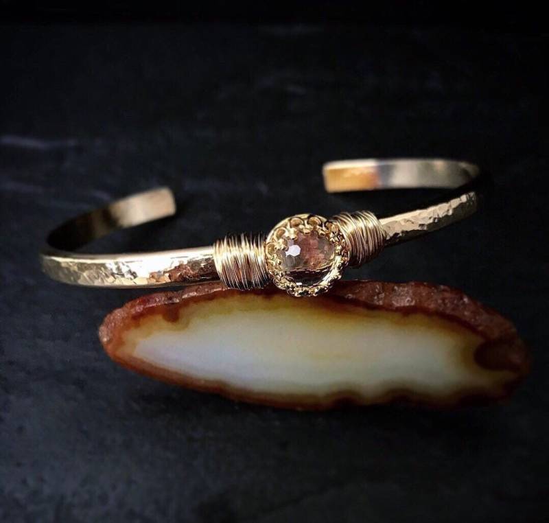 2 Ct Klarquarz Deko Armreif | April Geburtsstein Graviertes Geschenk Echte Micro Facettierte Quarz Sterling Silber Manschette 14Kt Gold Gefülltes von NICCOLETTI