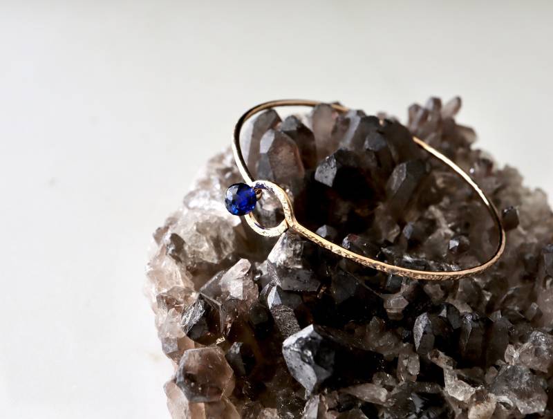 2 Ct Saphir Orbit Armreif | September Geburtsstein Geburtstagsgeschenk 14Kt Gold Fill Oder Sterling Silber Etwas Blaues Hochzeitsgeschenk von NICCOLETTI