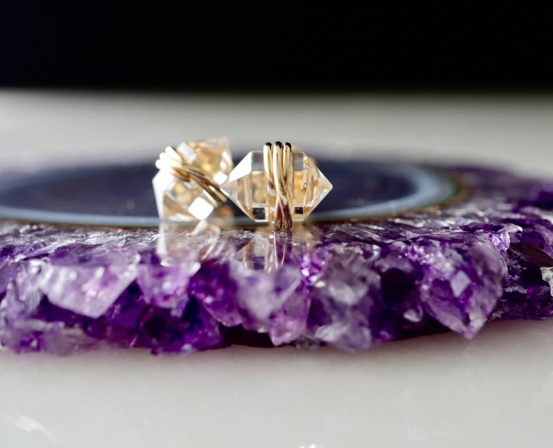 Natürliche Quarz Geo Ohrstecker in 14K Gold Filled, Sterling Silber - April Birthstone von NICCOLETTI