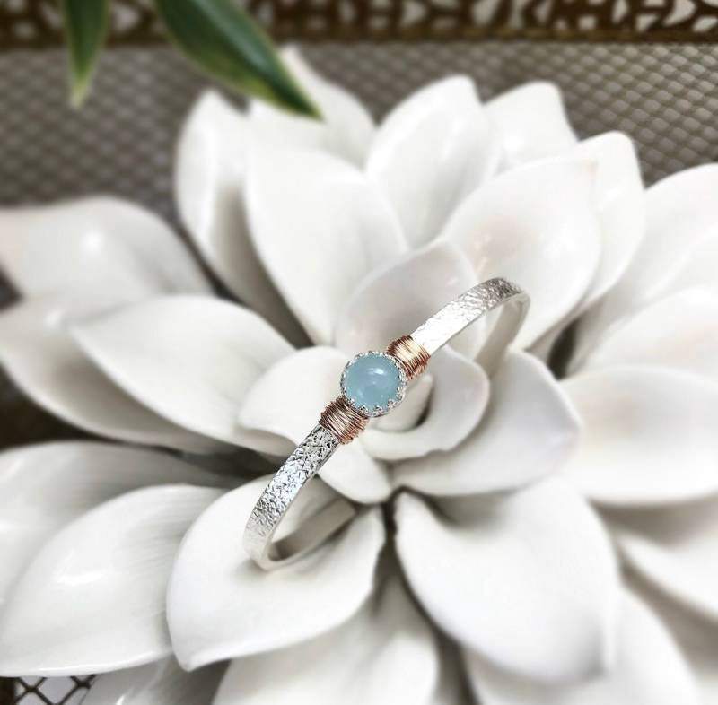 2 Kt Natürliche Aquamarin Deco Manschette | März Geburtsstein Graviert Geburtstagsgeschenk Für Sie Mixed Metal Armreif Blaues Edelstein Armband Braut 2 Kt Natürliche Aquamarin Deco Manschette | März Geburtsstein Graviert Geburtstagsgeschenk Für Sie Mixed Metal Armreif Blaues Edelstein Armband Braut von NICCOLETTI