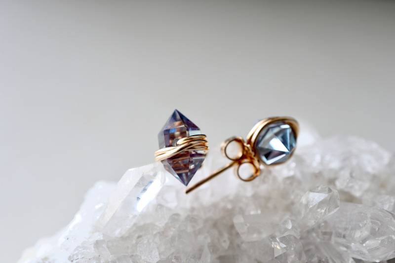 Alexandrit Geo Ohrstecker in 14K Gold Filled, Sterling Silber - Juni Geburtsstein von NICCOLETTI