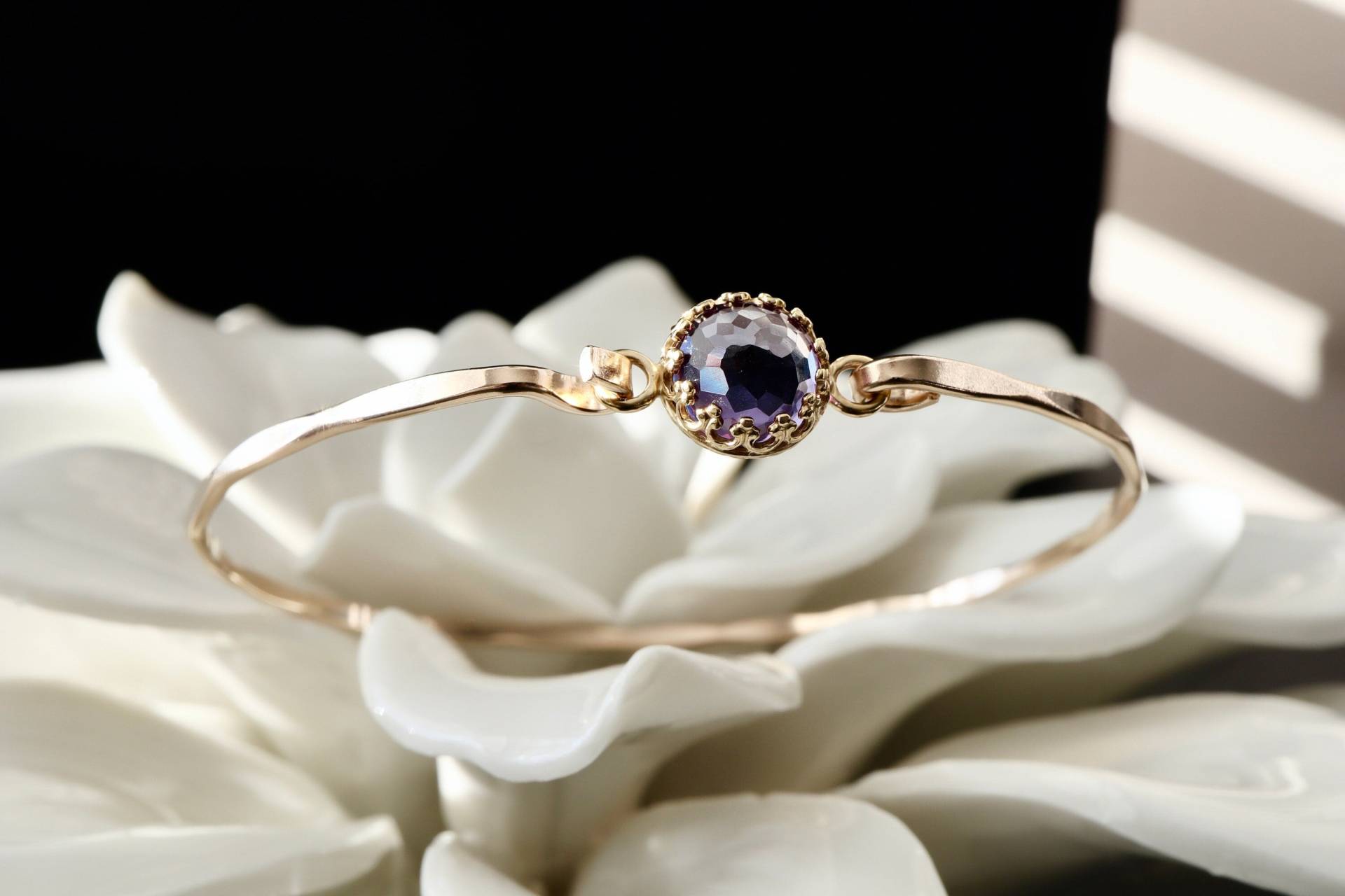 3 Ct Alexandrit Königlicher Verschluss Armreif | Juni Geburtsstein Armband Schmuck Geburtstagsgeschenk Für Frau, Mutter 14Kt Gold Fill Oder 3 Ct Alexandrit Königlicher Verschluss Armreif | Juni Geburtsstein Armband Schmuck Geburtstagsgeschenk Für Frau, Mutter 14Kt Gold Fill Oder von NICCOLETTI
