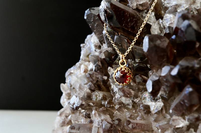 3 Ct Granat Royal Halskette | Januar Birthstone Mit Gravur Geschenk Für Frau Rot Anhänger 14Kt Gold Fill Geburtstagsgeschenk von NICCOLETTI