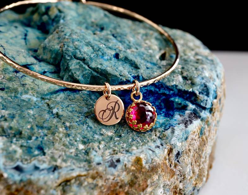 3 Ct Rubin Royal Charm Armreif | Gravierter Juli Geburtsstein Schmuck Neues Mutter Geschenk Armband Geburtstagsgeschenk Für Sie Neue Vorhanden von NICCOLETTI