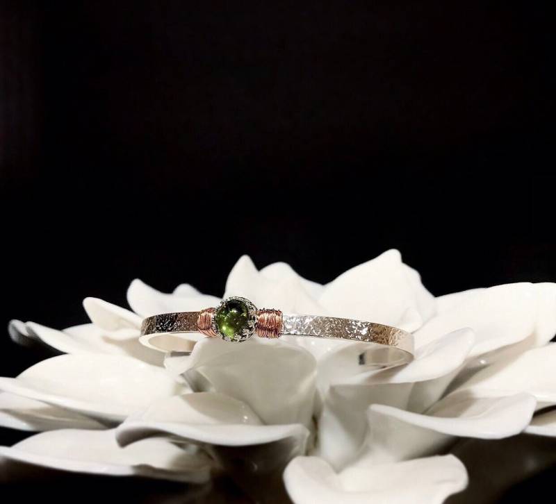 3 Kt Peridot Deco Manschette | August Geburtsstein Geburtstagsgeschenk Lab Grown Gravierte Für Mama 14Kt Gold Filled Personalisiertes Geschenk von NICCOLETTI