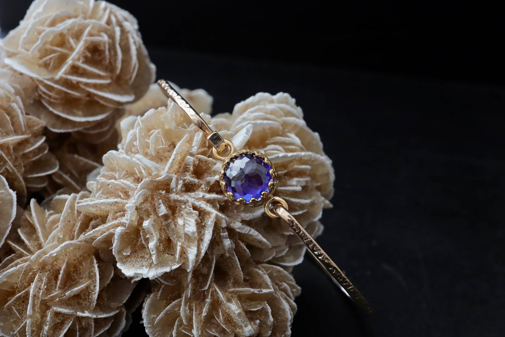 4, 5 Ct Tansanit Royal Spange Armreif | Lab Erstellt Schmuck 14K Gold Fill, Sterling Silber Dezember Geburtsstein Violetter Edelstein 4, 5 Ct Tansanit Royal Spange Armreif | Lab Erstellt Schmuck 14K Gold Fill, Sterling Silber Dezember Geburtsstein Violetter Edelstein von NICCOLETTI