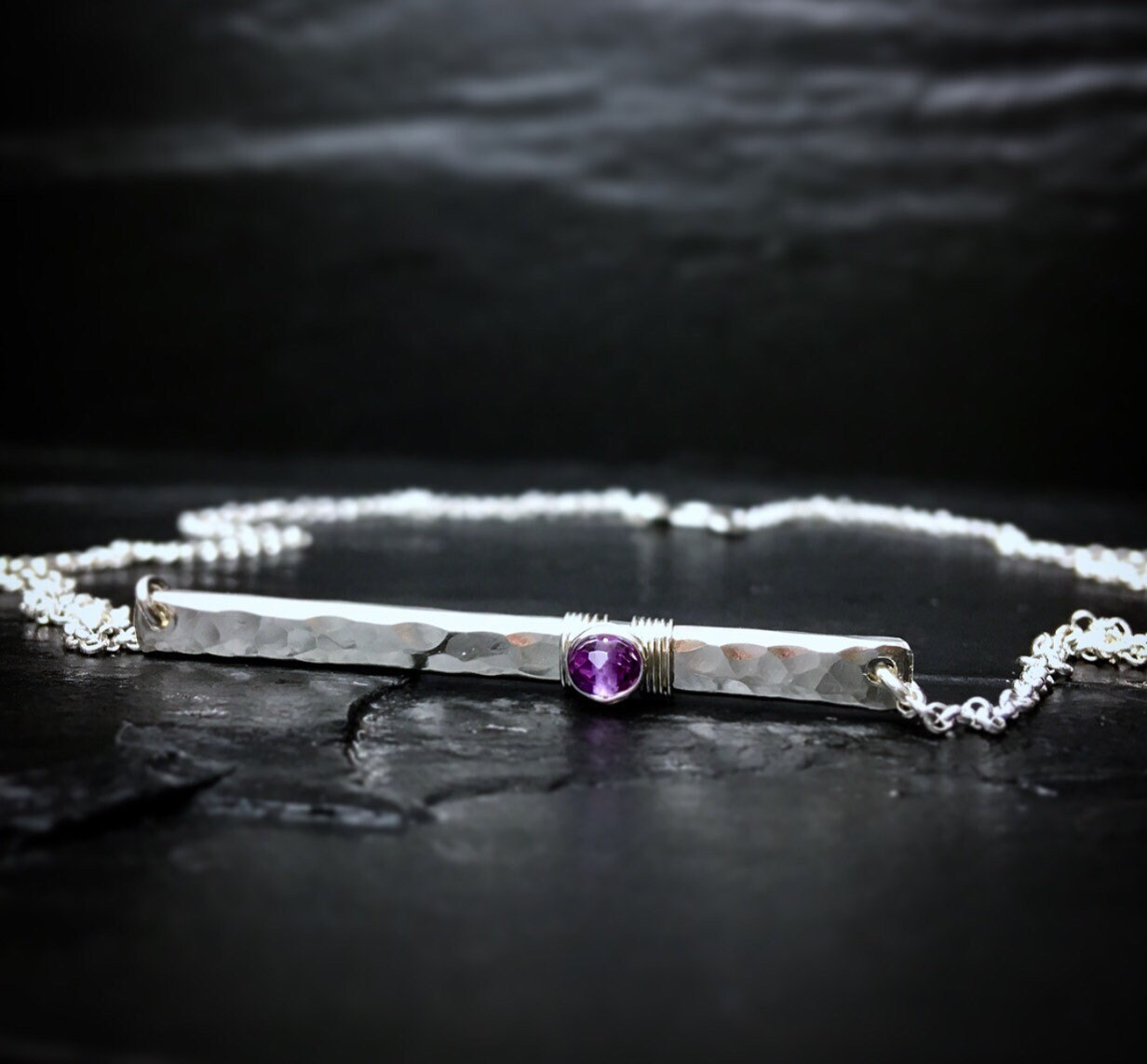 Amethyst Signatur Bar Halskette in 14K Gold Filled Oder Sterling Silber, Februar Geburtsstein von NICCOLETTI