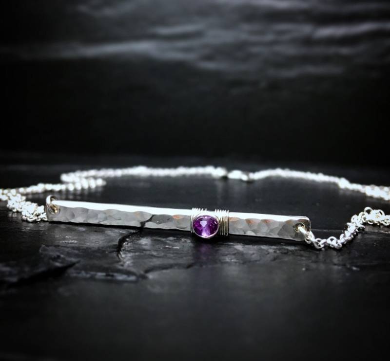 Amethyst Signatur Bar Halskette in 14K Gold Filled Oder Sterling Silber, Februar Geburtsstein von NICCOLETTI