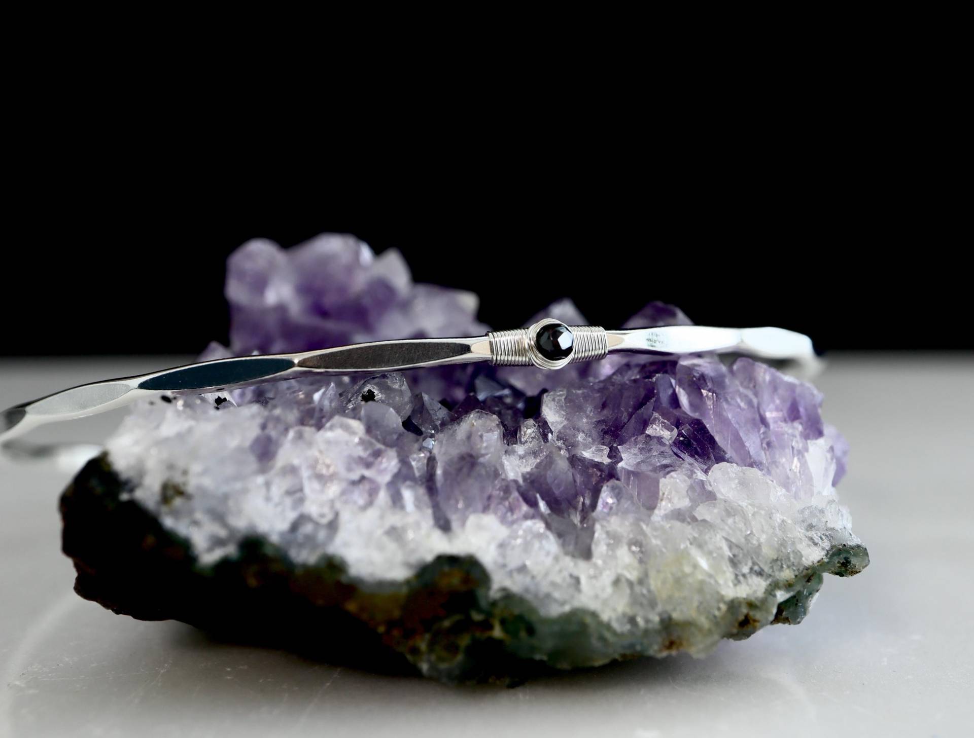 Black Diamond Signature Armreif - April Birthstone Armband Erhältlich in 14K Gold Filled, Sterling Silber von NICCOLETTI