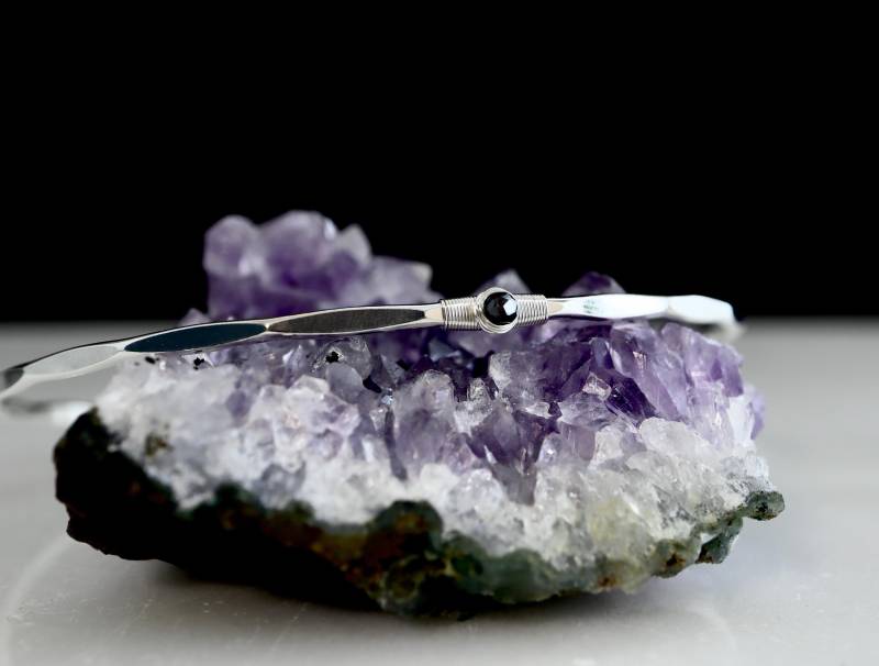 Black Diamond Signature Armreif - April Birthstone Armband Erhältlich in 14K Gold Filled, Sterling Silber von NICCOLETTI