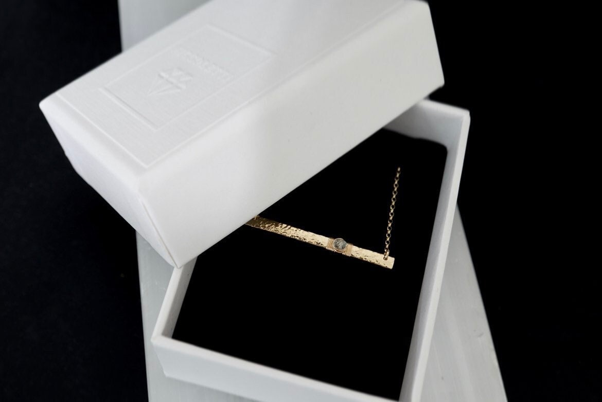 Blautopas Signatur Bar Halskette in 14K Gold Filled Oder Sterling Silber, Dezember Geburtsstein von NICCOLETTI