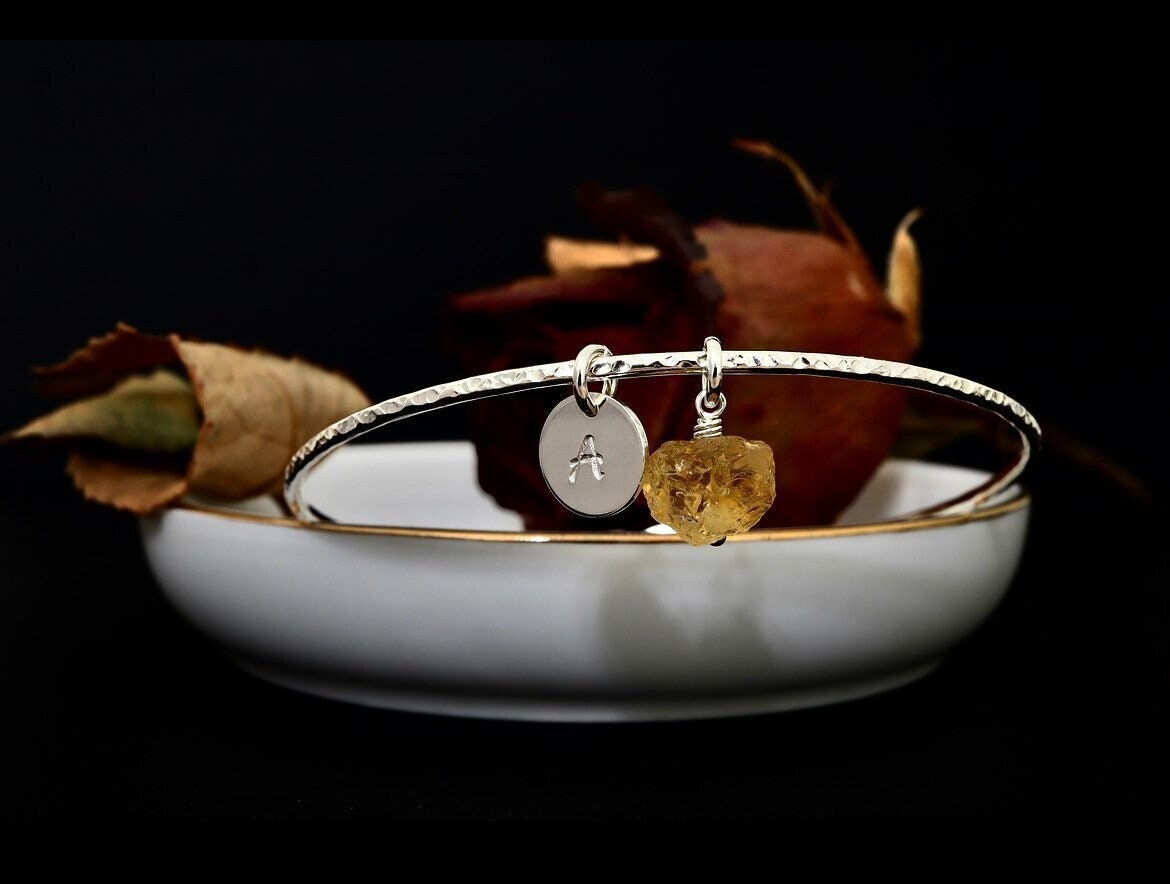 Citrin Callow Charm Armreif | November Geburtsstein Armband Raue Natürliche Schmuck Geburtstagsgeschenk Für Mama Oder Frau Citrin Callow Charm Armreif | November Geburtsstein Armband Raue Natürliche Schmuck Geburtstagsgeschenk Für Mama Oder Frau von NICCOLETTI