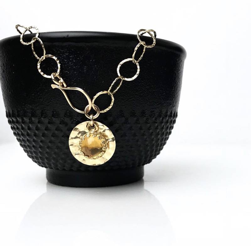 Citrin Charmed Armband | November Geburtsstein Schmuck Geburtstagsgeschenk Für Sie Strukturiertes Kettenarmband Mit Gehämmertem Scheibenanhänger von NICCOLETTI