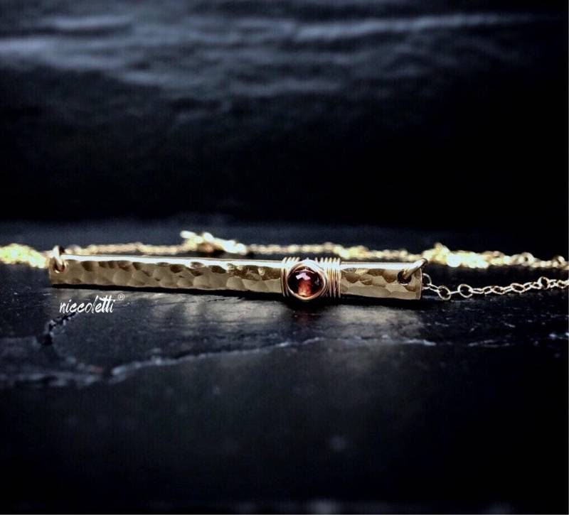 Granat Signature Bar Halskette in 14K Gold Filled Oder Sterling Silber, Januar Geburtsstein von NICCOLETTI