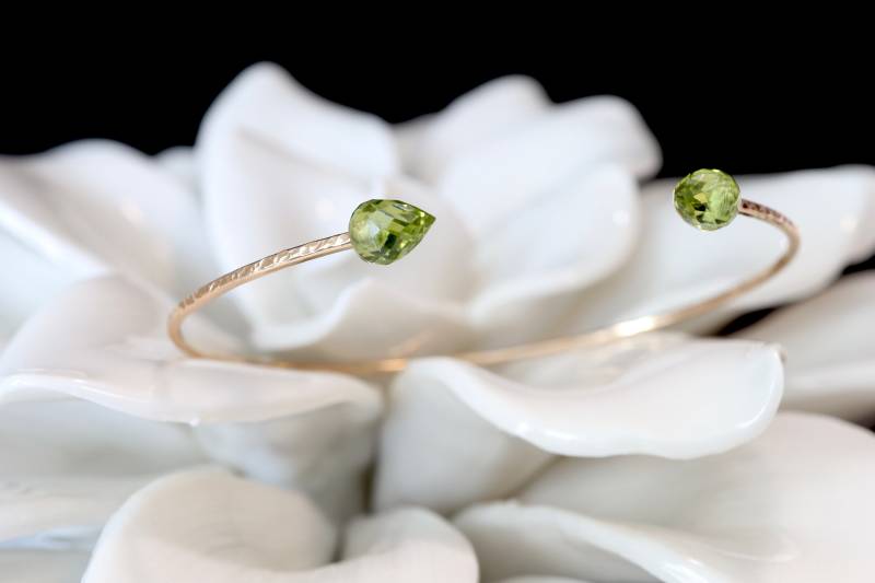 Neue Peridot Teardrop Skinny Manschette | 14K Gf Oder Sterling Silber August Geburtstags-Birthstone Armband Doppel Grüner Edelstein Schmuck Für Sie Neue Peridot Teardrop Skinny Manschette | 14K Gf Oder Sterling Silber August Geburtstags-Birthstone Armband Doppel Grüner Edelstein Schmuck Für Sie von NICCOLETTI