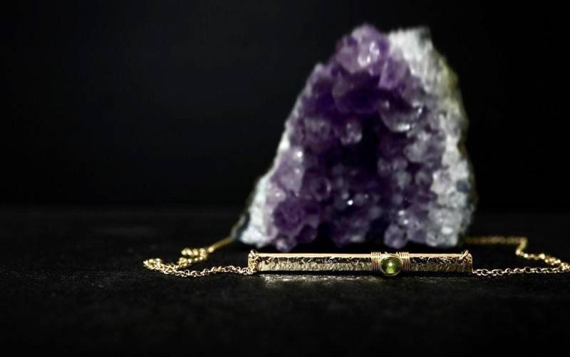 Peridot Signature Bar Halskette in 14K Gold Filled Oder Sterling Silber, August Geburtsstein von NICCOLETTI