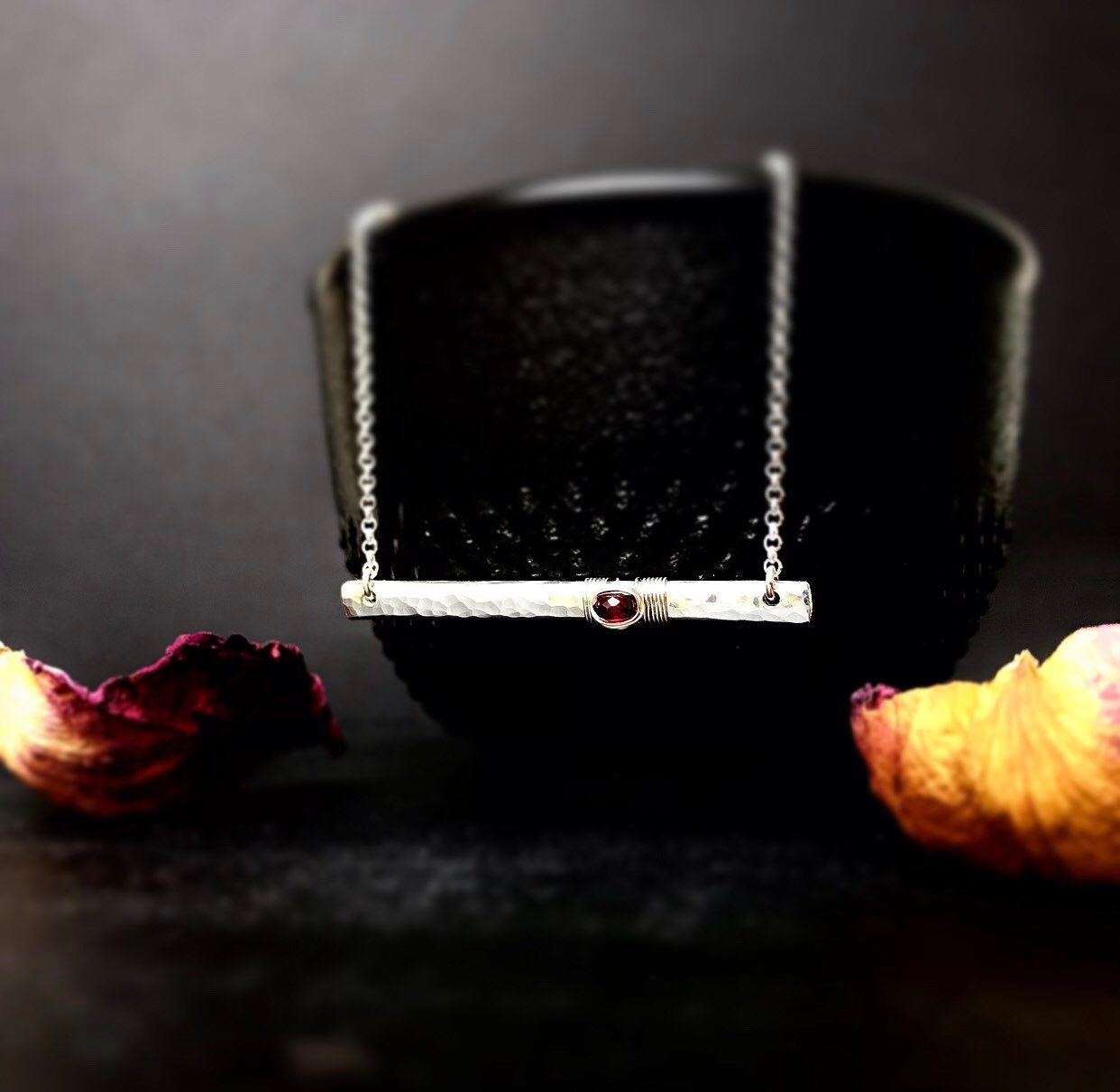 Rubin Signature Bar Halskette in 14K Gold Filled Oder Sterling Silber, Juli Geburtsstein von NICCOLETTI