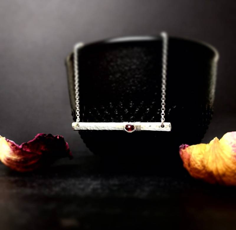 Rubin Signature Bar Halskette in 14K Gold Filled Oder Sterling Silber, Juli Geburtsstein von NICCOLETTI