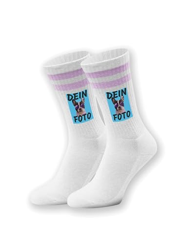 NIMAMA Damen & Herren Socken bedrucken lassen mit eigenem Foto - Unisex Tennissocken als Geschenk - Weiße Sportsocken mit lustigem Logo Statement - Weiß/Lila 42/46 von NIMAMA