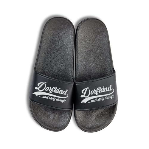 NIMAMA Dorfkind Badelatschen Flip Flops Badeschuhe Unisex für Damen und Herren - Schwarz/Schwarz - 42/43 NIMAMA Dorfkind Badelatschen Flip Flops Badeschuhe Unisex für Damen und Herren - Schwarz/Schwarz - 42/43 von NIMAMA
