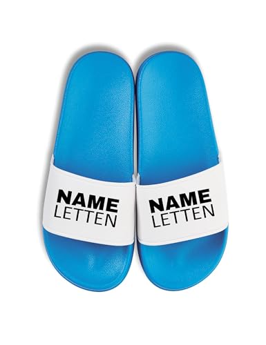 NIMAMA Name Letten Badelatschen - Flip Flops Badeschuhe personalisiert mit eigenem Text - Statement Badesandalen & Hausschuhe Unisex für Damen & Herren - Blau/Weiss - 46/47 von NIMAMA