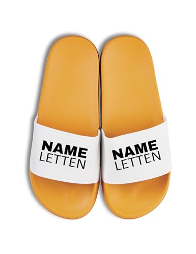 NIMAMA Name Letten Badelatschen - Flip Flops Badeschuhe personalisiert mit eigenem Text - Statement Badesandalen & Hausschuhe Unisex für Damen & Herren - Gelb/Weiss - 36/37 von NIMAMA