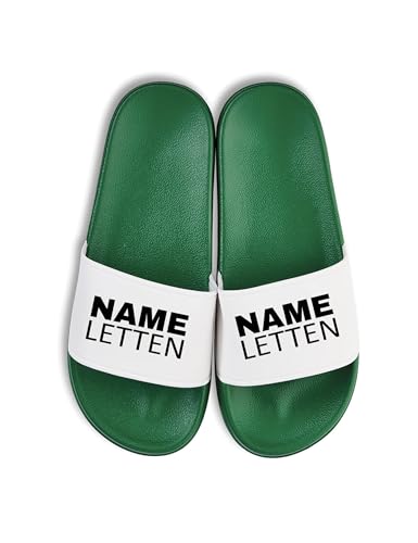 NIMAMA Name Letten Badelatschen - Flip Flops Badeschuhe personalisiert mit eigenem Text - Statement Badesandalen & Hausschuhe Unisex für Damen & Herren - Grün/Weiss - 42/43 von NIMAMA