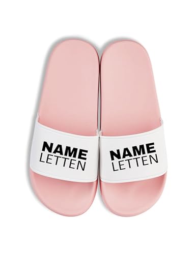 NIMAMA Name Letten Badelatschen - Flip Flops Badeschuhe personalisiert mit eigenem Text - Statement Badesandalen & Hausschuhe Unisex für Damen & Herren - Rosa/Weiss - 40/41 von NIMAMA