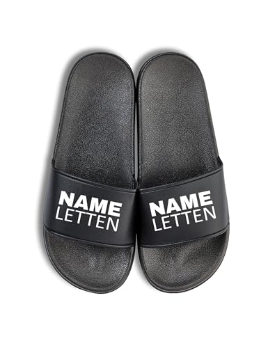NIMAMA Name Letten Badelatschen - Flip Flops Badeschuhe personalisiert mit eigenem Text - Statement Badesandalen & Hausschuhe Unisex für Damen & Herren - Schwarz/Schwarz - 40/41 von NIMAMA